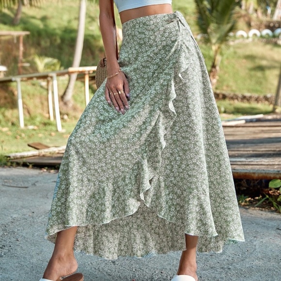 BellanBlue Dresses & Skirts - Boho Floral Print Ruffle Hem Maxi Dress